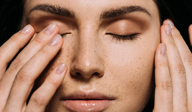 7 Simple Ways to Soothe and Hydrate Dry Eyelids: Causes, Symptoms and Precautions